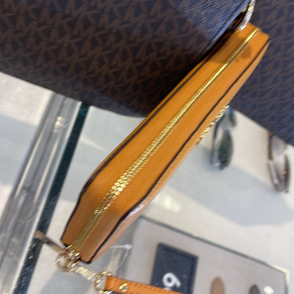 MICHAEL KORS
Leather Continental Wristlet Phone Case Wallet
Sider
NWT - Picture 3 of 16